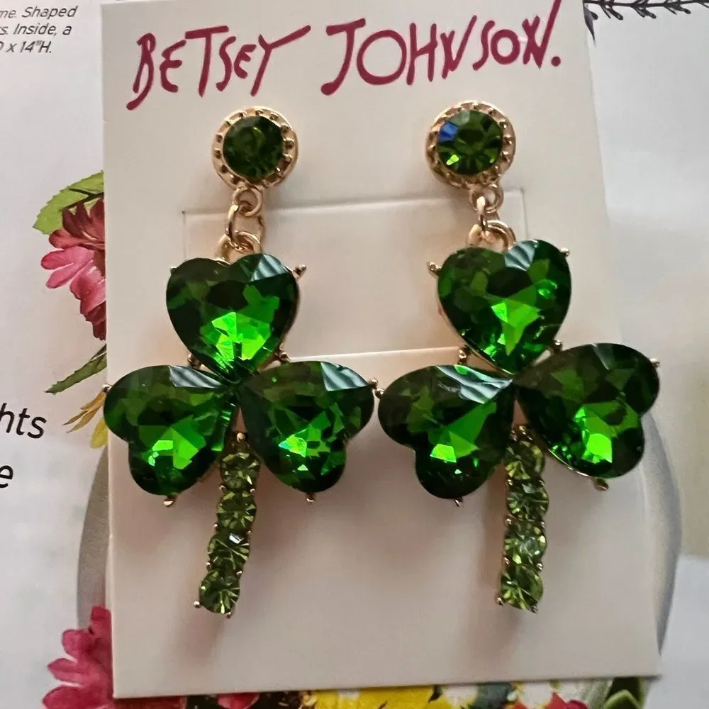 ☘️ Betsey Johnson NEW sparkling green crystal clover earrings ☘️